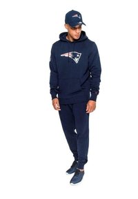 Set di felpa e pantaloni tuta color navale con logo sul petto, abbinato a un cappellino coordinato. Il materiale sembra morbido; il design è casual e sportivo.