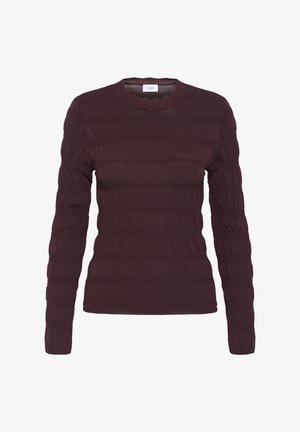 Bordeau-langarm-Pullover mit strukturiertem Rippenmuster; verfügt über einen runden Halsausschnitt und eine figurbetonte Passform. Das Material erscheint weich und leicht transparent.