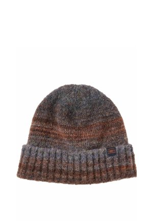 Gorro de lana tejido con rayas horizontales grises y marrones y un borde doblado con una pequeña etiqueta de tela en el lateral.