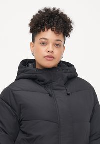 ONLY Carmakoma CARMAGGI LIFE LONG PUFFER Manteau d'hiver black