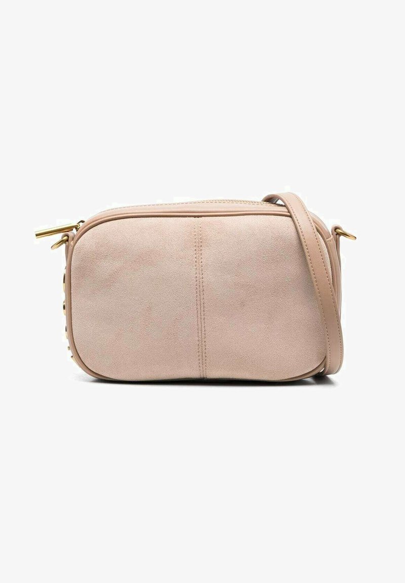 Borsa a tracolla rettangolare in suede rosa pallido con chiusura a zip, forma piatta e tracolla regolabile. Accenti in hardware color oro.