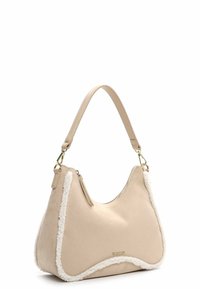 Beige suedette skuldertaske med en buet silhuet, cremefarvede shearling-detaljer langs kanterne og en guldfarvet lynlås.