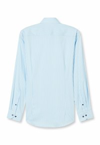 Hellblaues, langärmeliges Hemd mit dünnen weißen vertikalen Streifen. Spitzkragen und abgerundeter Saum mit kontrastierenden blauen Knopfakzenten.
