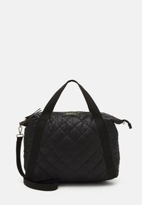 Sac de voyage matelassé noir avec deux poignées supérieures et une bandoulière réglable. Dispose d'une fermeture éclair et d'un petit écusson logo.