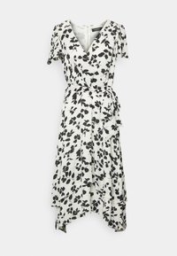 Květinové zavinovací šaty z bílé látky s černými listovými vzory, výstřihem do V, krátkými rukávy a vázáním v pase s volným lemem.