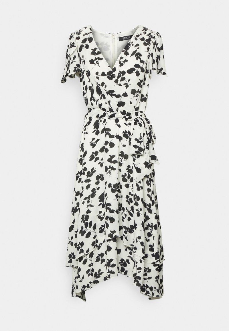 Květinové zavinovací šaty z bílé látky s černými listovými vzory, výstřihem do V, krátkými rukávy a vázáním v pase s volným lemem.