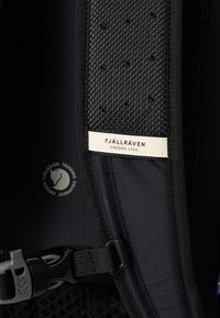 Fekete hátizsákpánt légáteresztő hálós textúrával, fekete nylon anyagból, állítható csattal és Fjällräven logóval.