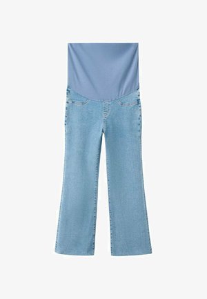 Jasnoniebieskie dżinsy ciążowe z elastycznym wysokim pasem i lekko rozszerzanymi nogawkami, pokazane na płasko na białym tle.