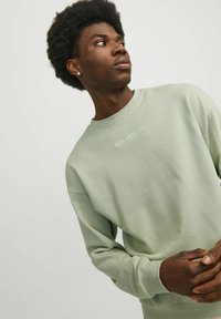 Jack & Jones MIT RUNDHALS GEDRUCKT - Sudadera - desert sage
