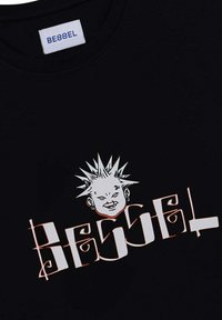 Camiseta de algodón negra con un diseño gráfico de un personaje sonriente con pelo punzante y la palabra "BESSEL" en texto estilizado blanco.