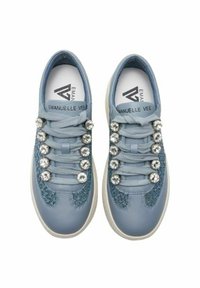 Sneakers in pelle azzurro chiaro con gemme decorative sui lacci, dettagli laterali texturizzati e suola in gomma bianca. Design minimalista con branding.