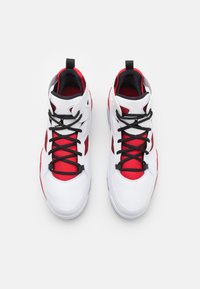 Zapatillas altas en blanco, rojo y negro. Presentan paneles de malla, punta redonda, cordones negros y una lengüeta en el talón.