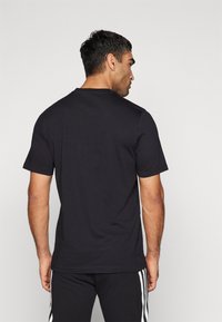 adidas Sportswear GROWTH - Print T-shirt - black - Zalando.co.uk