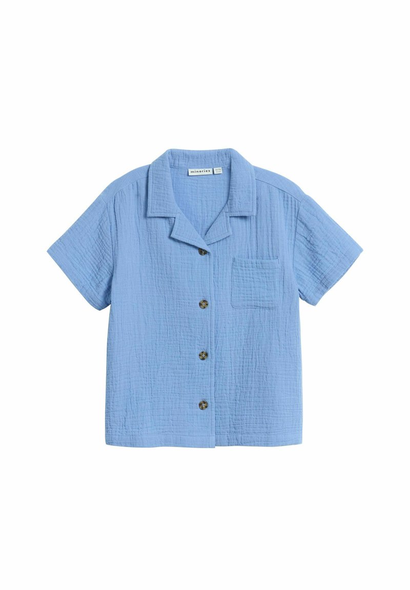 Korte mouwen, lichtblauw shirt van een gestructureerde, gekreukte stof met een borstzak en vijf bruine knopen aan de voorkant.