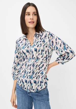 Langarmbluse aus leichtem, seidig glänzendem Material. Mit einem mehrfarbigen abstrakten Muster in Blau, Pink und Creme. Durchgehende Knopf-Front.