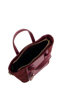Bordeaux handtas gemaakt van een mix van leer en suede, met een bovenste ritssluiting en een enkele schouderband, met een voering met een patroon.