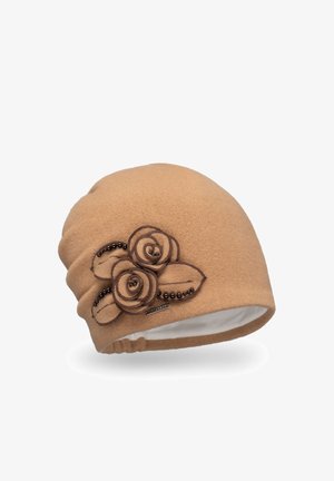 Tan gebreide muts met een gestructureerd ontwerp van bloemen en bladeren, voorzien van bruine kralenaccenten. Binnenzijde gevoerd voor extra comfort.