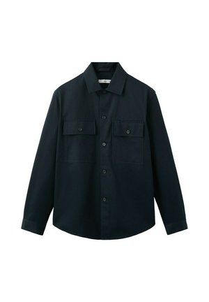 Czarna koszula na długi rękaw zapinana na guziki, z dwoma kieszeniami na piersi, każda zabezpieczona patką z guzikiem, oraz klasycznym kołnierzem.