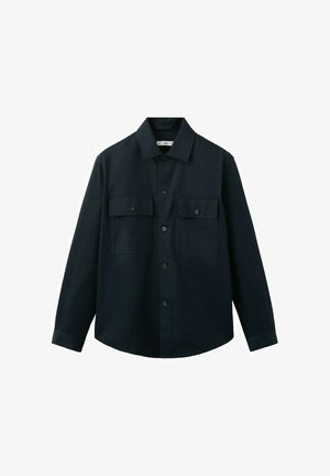 Czarna koszula na długi rękaw zapinana na guziki, z dwoma kieszeniami na piersi, każda zabezpieczona patką z guzikiem, oraz klasycznym kołnierzem.