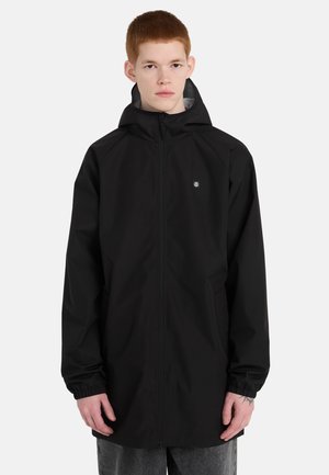 Czarna wodoodporna kurtka z zamkiem błyskawicznym, regulowanym kapturem i elastycznymi mankietami. Gładka tekstura z minimalistycznym akcentem w postaci logo.