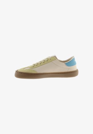 Nette sneaker met beige leer, lichtgroene suède accenten, bruine zool, crèmekleurige veters en blauwe hieltab.