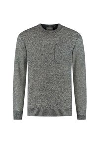 Suéter de punto gris claro con cuello redondo, mangas largas, puños acanalados y un pequeño bolsillo en el pecho. Tejido texturizado con un patrón jaspeado.