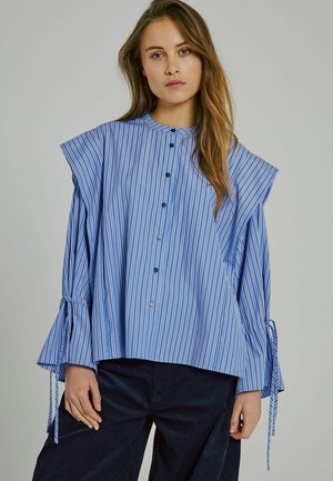 Blauw-witte gestreepte blouse met lange mouwen, een knoopsluiting aan de voorkant, hoge kraag en brede mouwen, met strikaccenten bij de manchet.