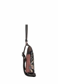 Bolso de hombro marrón y rosa con correa ajustable, cierre de cremallera, materiales lisos y texturizados, que incluye un llavero y un detalle de logo.