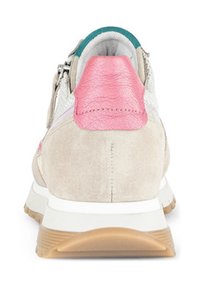Jasnoszare zamszowe sneakersy z różowym skórzanym obcasem, białą podeszwą i turkusowymi akcentami. Posiadają teksturowane materiały i elegancki design.