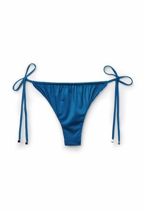 Blauer Satin-Bikini-Slip mit verstellbaren Seitenschnüren und gerafftem elastischem Bund, auf weißem Hintergrund präsentiert.