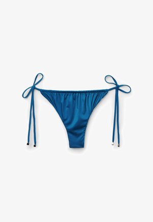 Blauer Satin-Bikini-Slip mit verstellbaren Seitenschnüren und gerafftem elastischem Bund, auf weißem Hintergrund präsentiert.