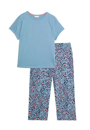 Blød blå kortærmet top kombineret med blå leopardmønstrede pyjamasbukser med pink og marineblå pletter.
