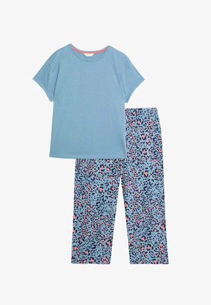 Miękki, niebieski top z krótkim rękawem w połączeniu z niebieskimi spodniami do piżamy w panterkę z różowymi i granatowymi plamkami.