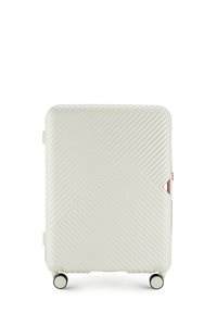 Harde koffer in gestructureerd gebroken wit met diagonale groeven, roségouden hardware en vier wielen voor mobiliteit. Rechthoekige vorm.