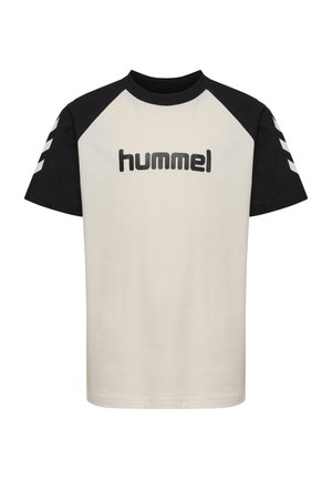 Kortærmet t-shirt med sorte ærmer og krave, hvid krop, "hummel"-logo tværs over brystet og hvide chevrons på ærmerne.