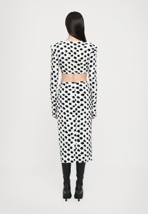 Rankning 16: Norma Kamali - CROPPED SHOULDER PAD LONG SLEEVE CREW - Långärmad tröja