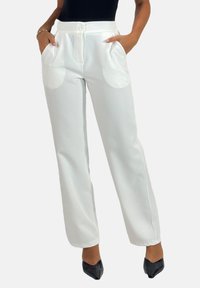 Hvide bukser med vide ben lavet af glat stof, med forlommer og knaplukning foran, kombineret med sorte spidse hæle.