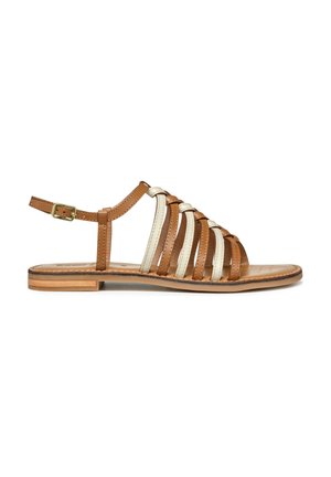 Sandale en cuir marron et crème avec une semelle plate, présentant plusieurs brides et une fermeture à boucle sur la bride de cheville.