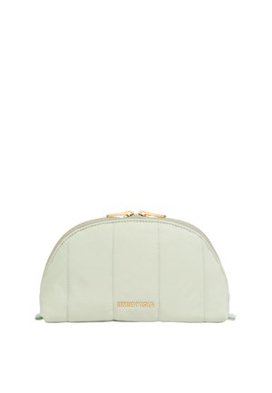 Una pochette per cosmetici di colore verde menta, arrotondata, con dettagli a cucitura verticale e chiusura con zip dorata. Presenta un logo sul fronte.