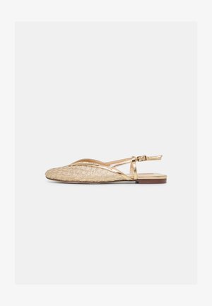 Goldfarbener Slingback-Slipper mit spitz zulaufender Zehenpartie und strukturiertem Mesh-Obermaterial, ausgestattet mit einem dünnen verstellbaren Knöchelriemen und brauner, flacher Sohle.