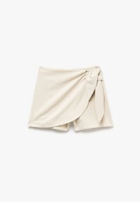 Lichtbeige wikkelshorts gemaakt van zachte stof, met een zijdelings strikdetail en een gelaagd ontwerp voor een extra textuur en visueel belang.