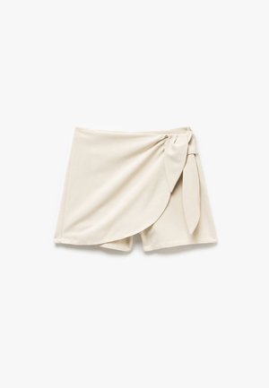 Lichtbeige wikkelshorts gemaakt van zachte stof, met een zijdelings strikdetail en een gelaagd ontwerp voor een extra textuur en visueel belang.