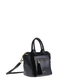 Borsa a tracolla in pelle nera con manici doppi, tasca frontale con zip e nappina, e tracolla removibile su sfondo bianco.