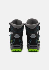 Stivali da trekking neri con fodera in fleece grigia, suola in gomma verde, cuciture blu e regolazioni sul retro per vestibilità e supporto.