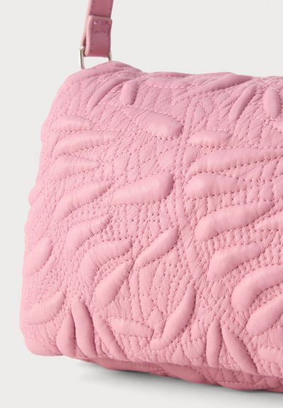 Ροζ καπιτονέ δερμάτινη τσάντα με ανάγλυφα ραμμένα σχέδια και κοντό λουρί με μεταλλικά εξαρτήματα.