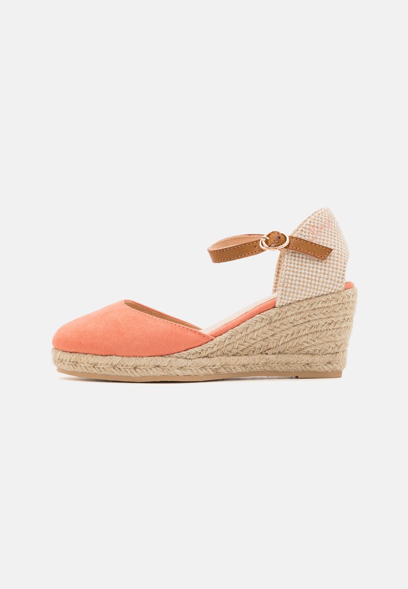 Koral värvi suede platvormsandaalid, mille konks on kaetud espadrille-stiilis kiududega, ankletihendi väikese pandlaga ja hundinaha mustriga tagapaneel.