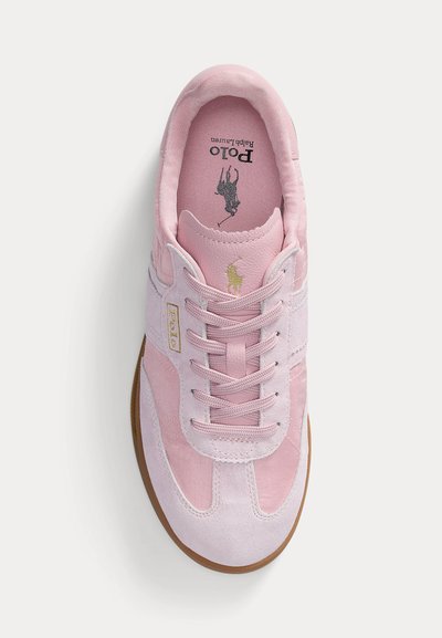 Rozā zābaku čības no zamšādas un auduma ar baltām šņorēm, brūnu zoli un "Polo Ralph Lauren" logotipu zolītē un sānos.