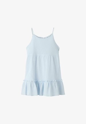 Robe bleu clair sans manches avec fines bretelles, tissu texturé, taille froncée et ourlet à volants en bas.