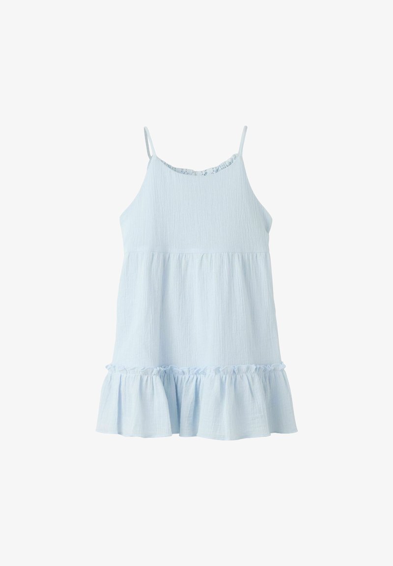 Robe bleu clair sans manches avec fines bretelles, tissu texturé, taille froncée et ourlet à volants en bas.