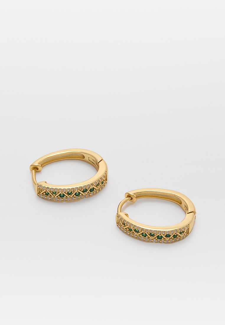 Orecchini a cerchio in oro con pietre verdi incastonate in una banda texturizzata con un motivo geometrico. Il design include piccoli accenti trasparenti.